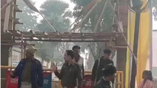 कड़े पहरे के बीच शुरू हुई इंटरमीडिएट की परीक्षा, देरी से पहुँचे कई छात्रों का साल बर्बाद